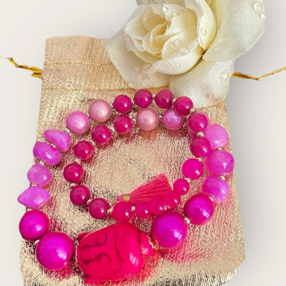 Armband aus Perlen in Pink mit einer Perle Buddha Kopf