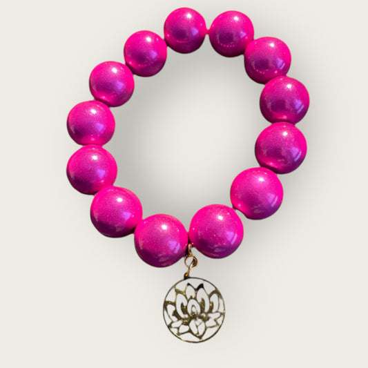 Armband aus pinkfarbenen Miracle Perlen mit einem Anhänger Lotusblume