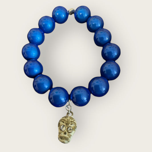 Armband aus blauen Miracle Perlen mit einem Anhänger Skull