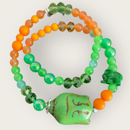 Boho Armband aus grünen und orangenen Perlen mit einer Buddha Perle