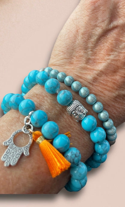 Boho Armband aus Howlith Perlen in türkis mit einem Anhänger Hamsa Hand