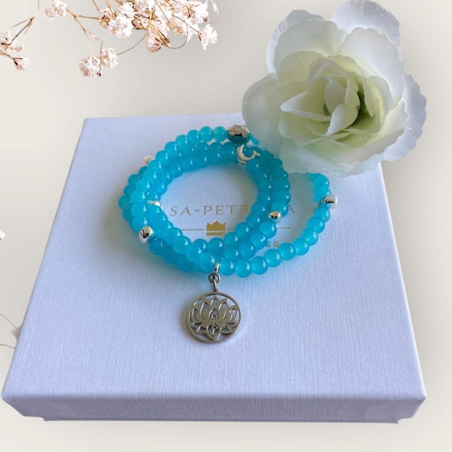 Armband türkis aus Cateye Perlen mit einer Buddha Perle und einem Anhänger Lotusblume