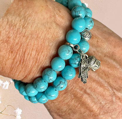 Boho Armband aus türkisenen Howlith Perlen mit einem Anhänger Buddha und Hamsa Hand