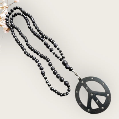 Boho Kette BLACK PEACE aus schwarzen Holzperlen und einem Anhänger PEACE