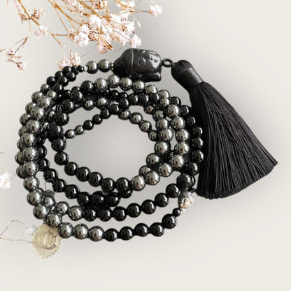 Lange Kette ONYX BUDDHA aus Onyx Perlen mit einer Perle Buddha Kopf und einer seidigen Quaste in schwarz