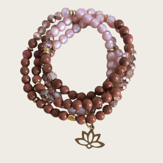 Armband HERBSTTRAUM aus Perlen in rosé und braun mit Anhänger Lotusblume