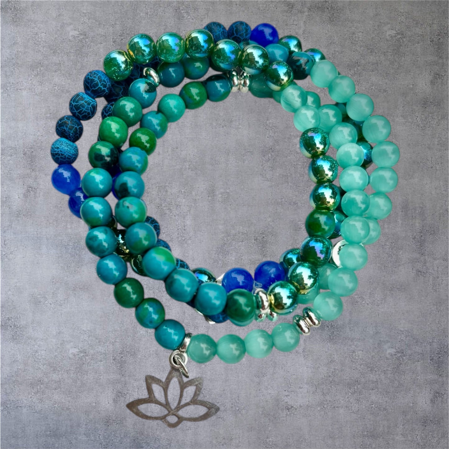 Armband DREAM BLUE aus blauen Perle mit einem Anhänger Lotus Blume