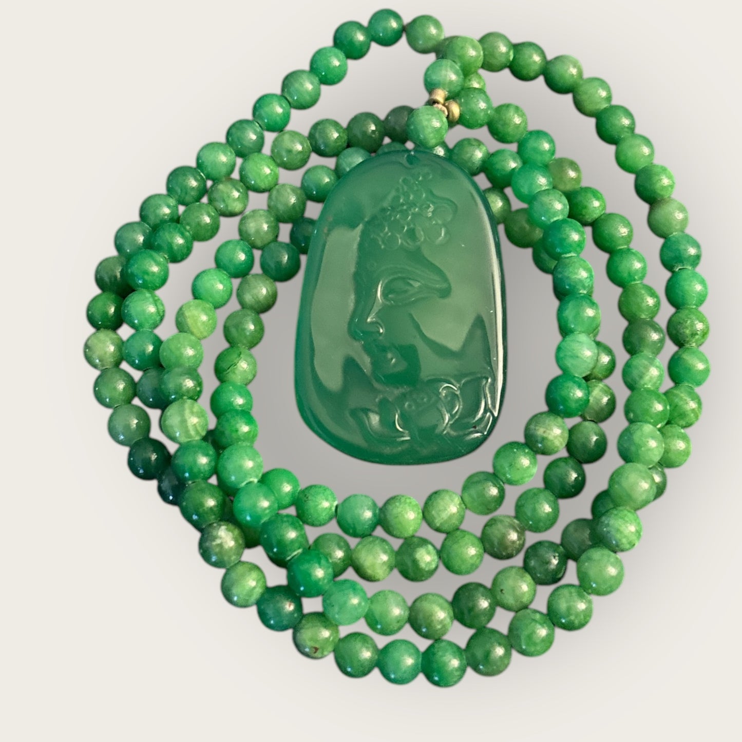 Lange Kette GREEN BUDDHA aus Chalcedon Stein mit einem Buddha Anhänger