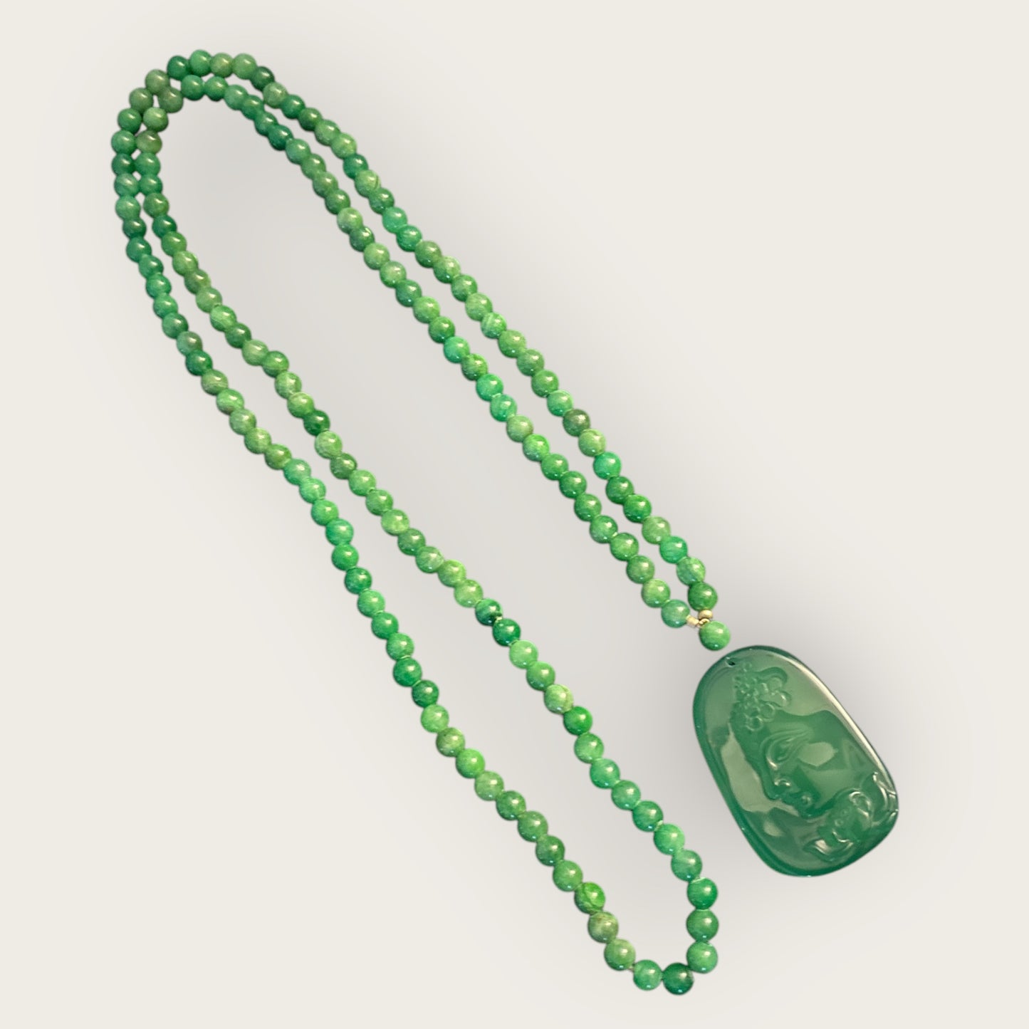 Lange Kette GREEN BUDDHA aus Chalcedon Stein mit einem Buddha Anhänger