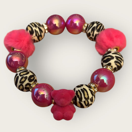 Verspieltes Perlenarmband mit Teddy-Charme und Leoparden-Details