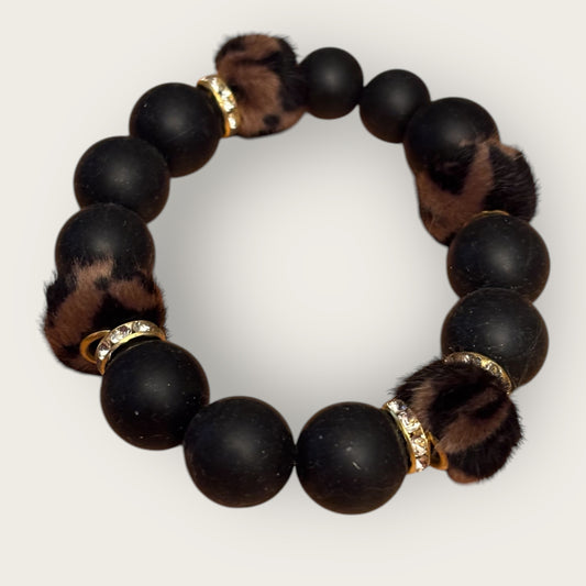 Perlenarmband mit Silikon - und Plüschperlen im Leopardendesign