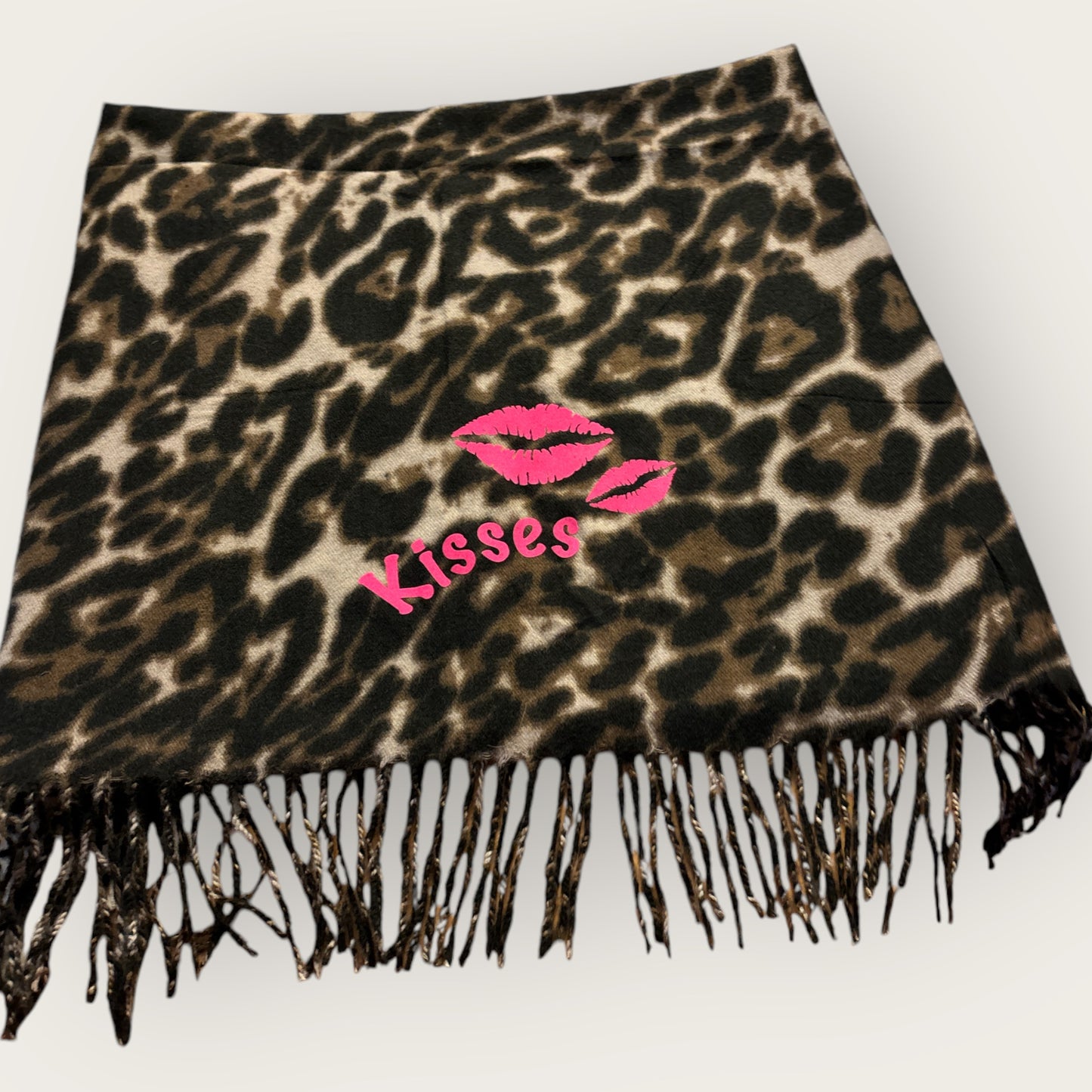 Langer Schal KISS im Leoprint mit Aufdruck Kisses