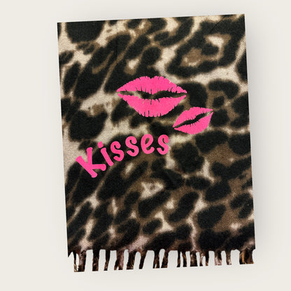 Langer Schal KISS im Leoprint mit Aufdruck Kisses