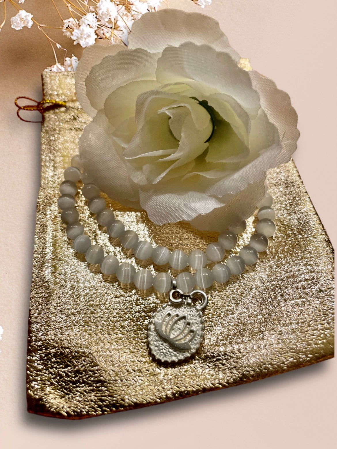 Wickelarmband WHITE LOTUS aus weißen Cateye Perlen mit einem Anhänger Lotusblume der Marke SchauTime