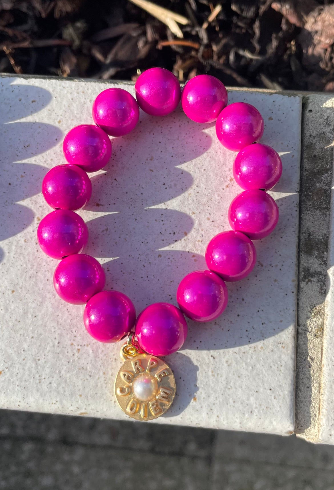 Armband JELLA aus Miracle Perlen in pink mit einem Anhänger CARPE DIEM