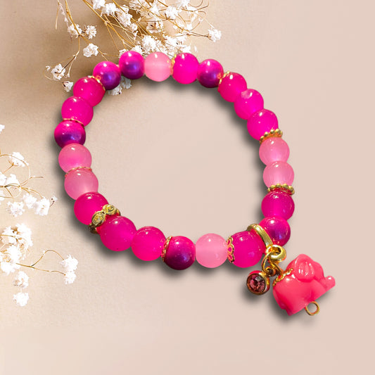 Armband SARA aus pinkfarbenen Perlen mit einem Anhänger Elefant
