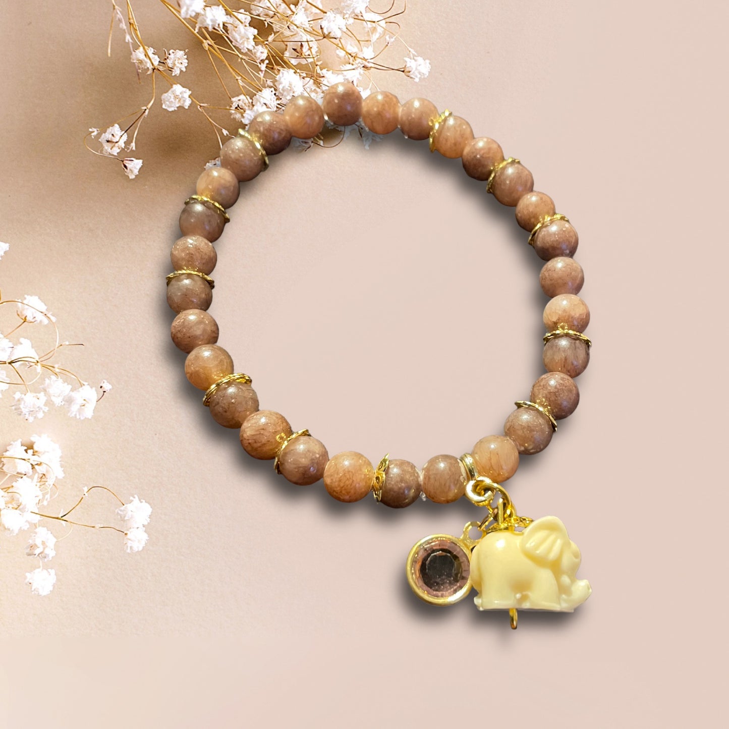 Armband DARA aus Perlen in Naturfarben mit einem Anhänger Elefant