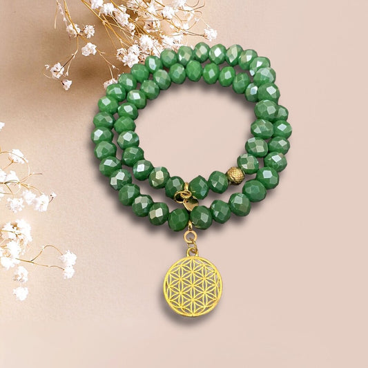 Doppelarmband aus grünen Perlen mit einem Anhänger Blume des Lebens