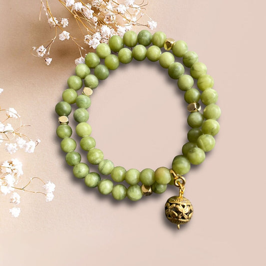 Wickelarmband aus Jade Perlen mit einem Anhänger Kugel 