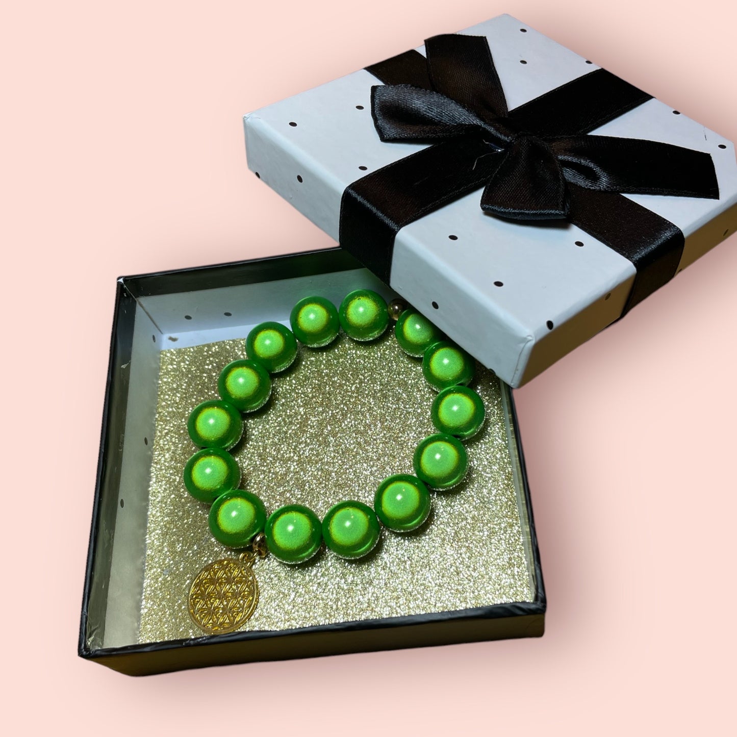 POWERGREEN - Armband aus grünen Miracle Perlen mit einem Anhänger Blume des Lebens