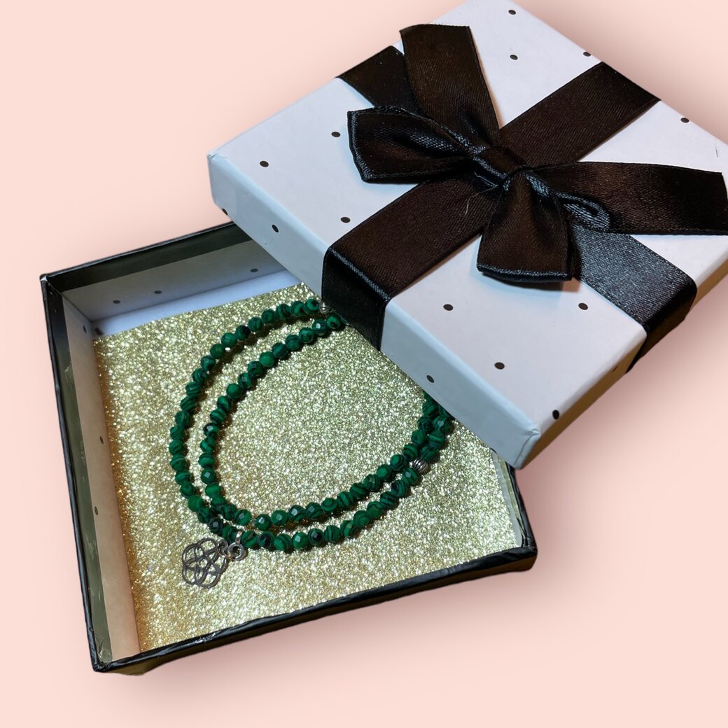 KARMA - Wickelarmband aus Malachit Perlen mit einem Anhänger Keltischer Knoten
