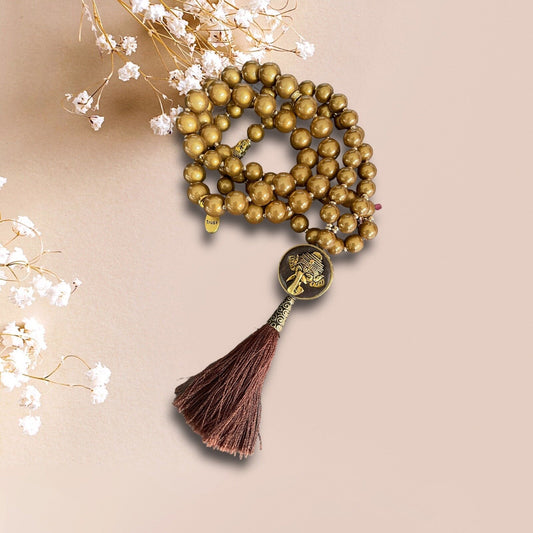 Lange Kette aus Magic Pearls in goldbraun mit einem Anhänger Ganesha 
