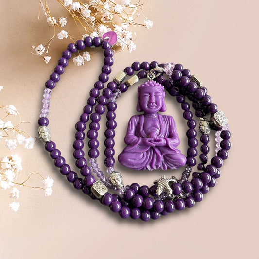 Lange Kette TRUE LOVE aus lilafarbenen Perlen mit einem Anhänger Buddha