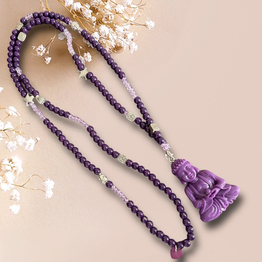 Lange Kette TRUE LOVE aus lilafarbenen Perlen mit einem Anhänger Buddha