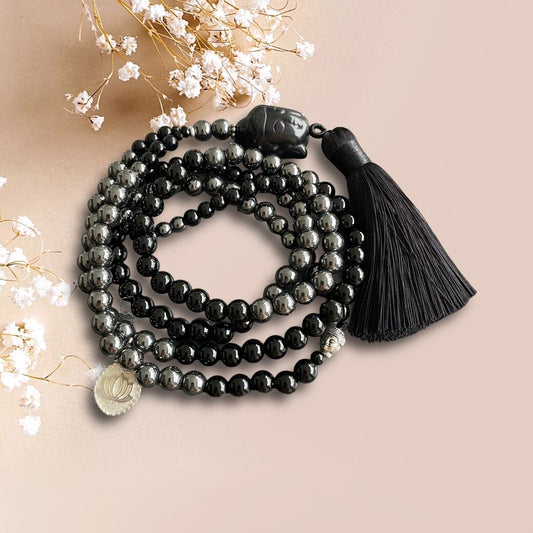 Lange Kette ONYX BUDDHA aus Onyx Perlen mit einer Perle Buddha Kopf und einer seidigen Quaste in schwarz