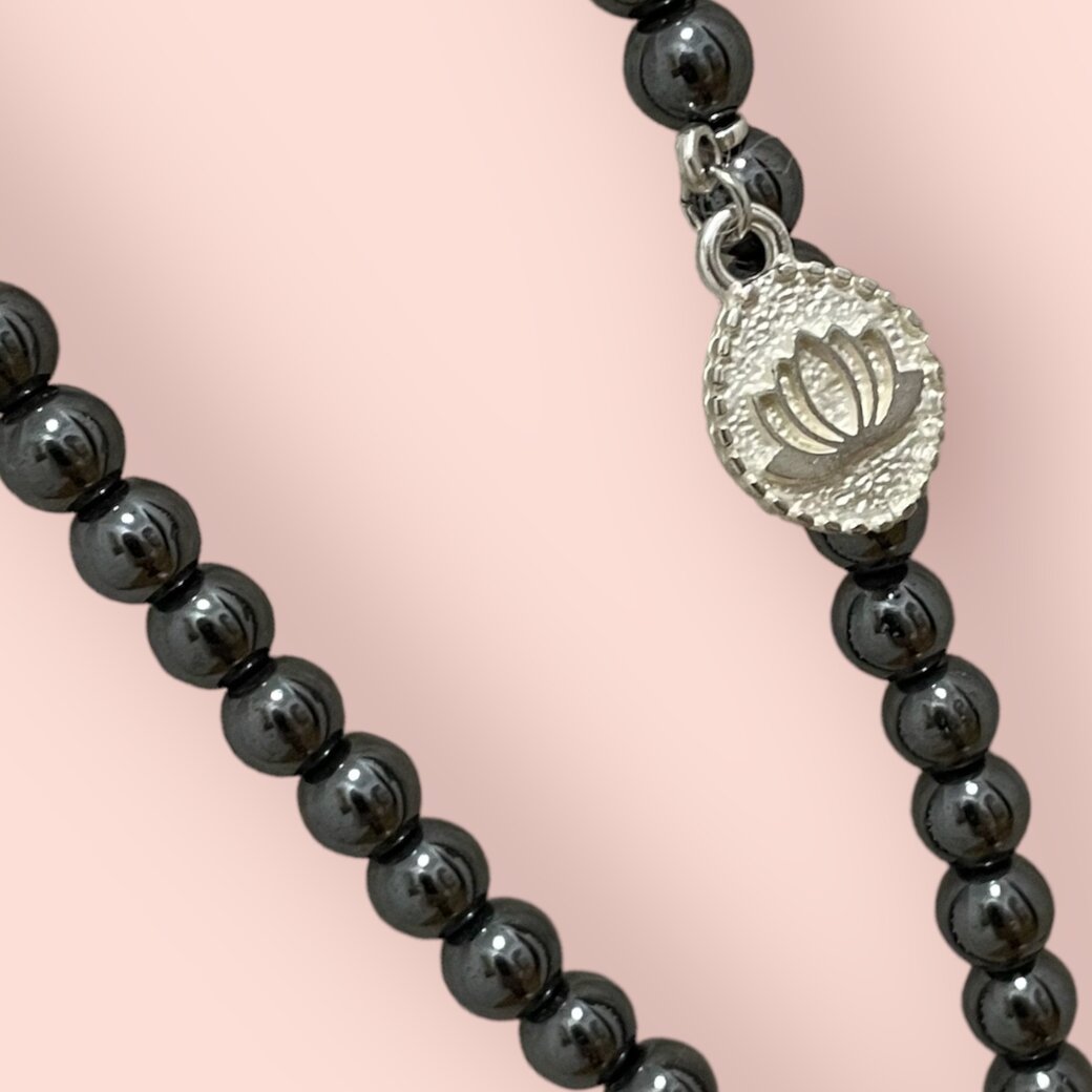 Lange Kette ONYX BUDDHA aus Onyx Perlen mit einer Perle Buddha Kopf und einer seidigen Quaste in schwarz