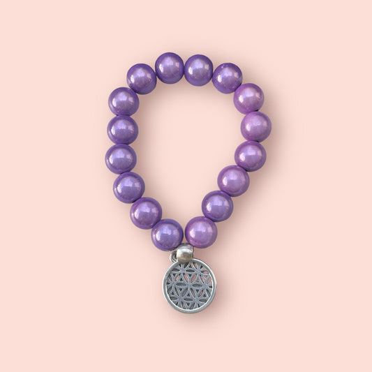 Miracle Armband aus leuchtenden Perlen in fliederfarben mit einem Anhänger Blume des Lebens 