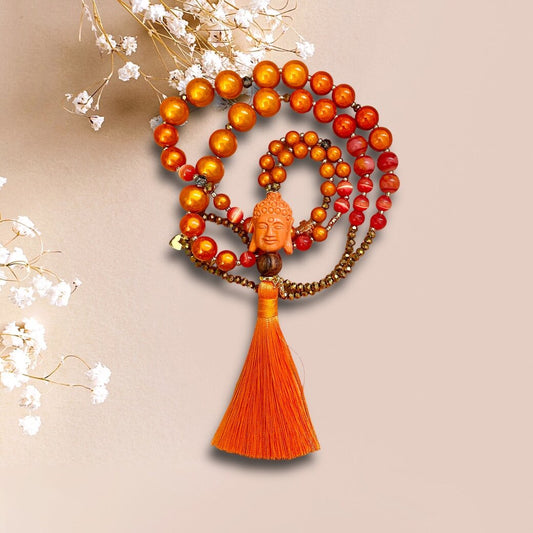 Lange Kette DREAMING LOVE aus leuchtenden Miracle Perlen in orange mit einer Buddha Perle und einer Quaste in orange