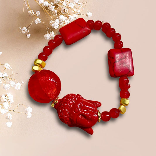 Armband aus roten Perlen mit einer großen Perle Buddha Kopf