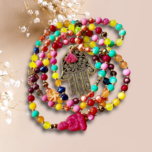 Lange Hippiekette aus bunten Perlen mit einem Anhänger Hand der Fatima