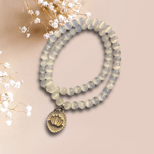 Wickelarmband WHITE LOTUS aus weißen Cateye Perlen mit einem Anhänger Lotusblume der Marke SchauTime