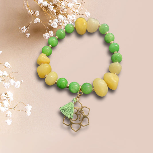 Armband aus Jade Perlen mit einem Anhänger Blume OM