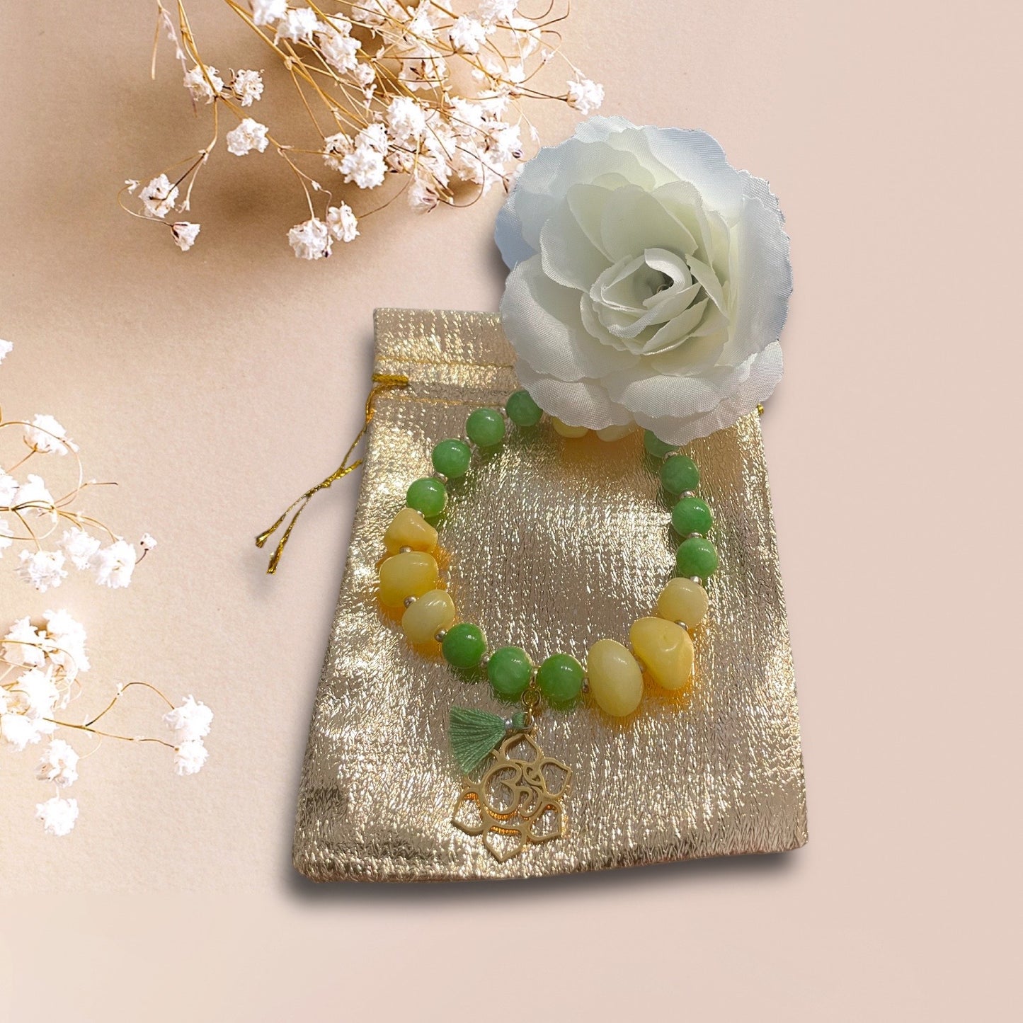 Armband KOH TAO aus Jadeperlen in grün mit einem Anhänger Blume OM