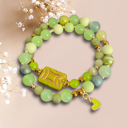 Wickelarmband CHAI aus grünen Perlen mit einem kleinen Herzanhänger