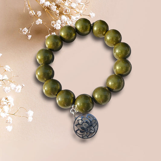 Armband JULIANA aus Miracle Perlen in olivgrün mit einem Anhänger Blume