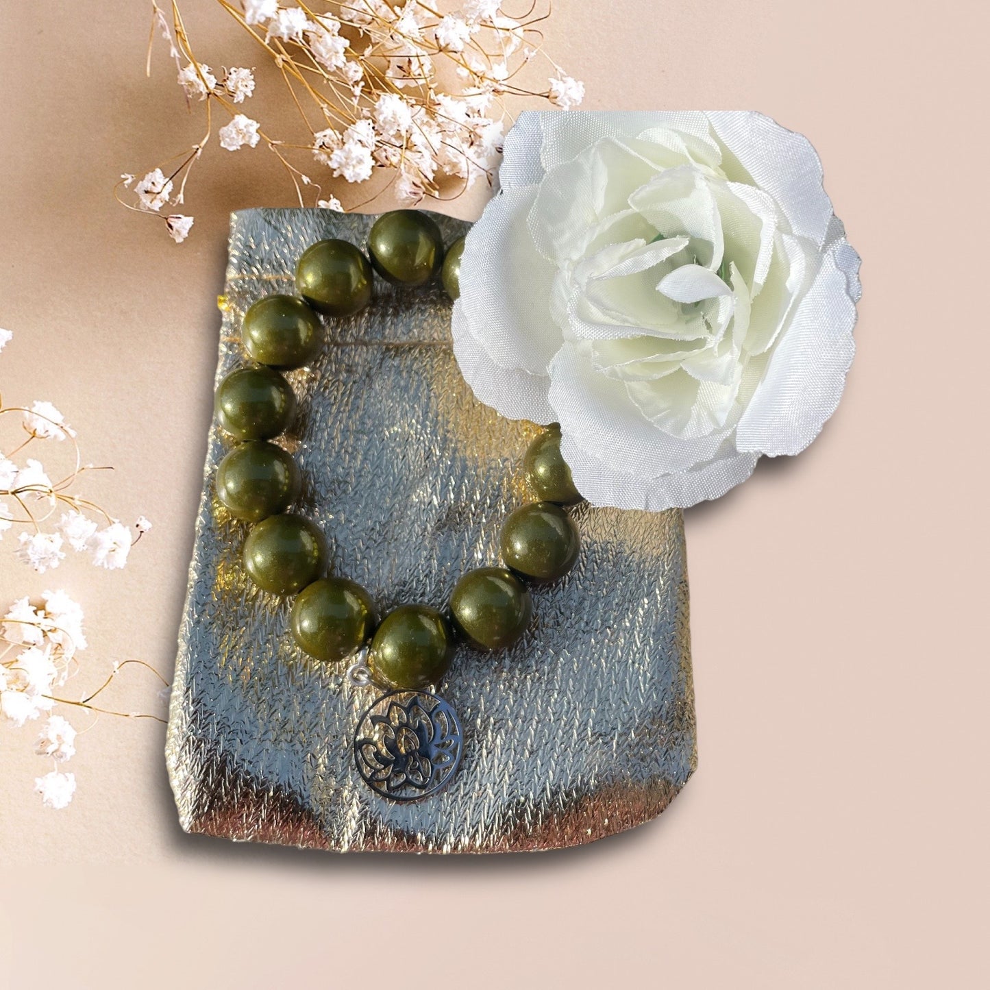 Armband JULIANA aus Miracle Perlen in olivgrün mit einem Anhänger Blume
