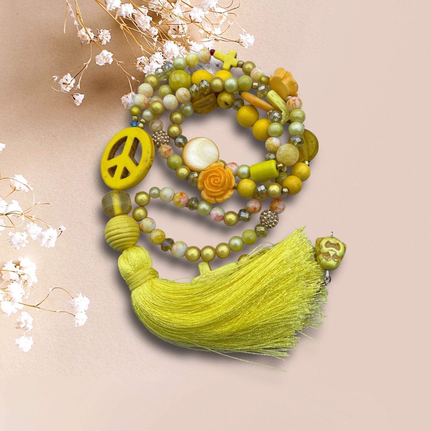 Lange Kette aus gelben Perlen mit einem Anhänger Peace und einer Quaste