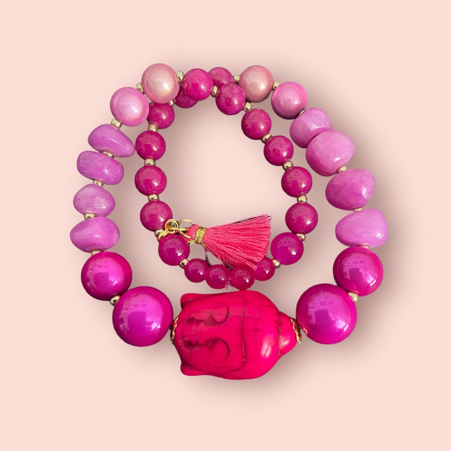 Armband ARIANA aus Perlen in leuchtendem Pink mit einer Perle Buddha Kopf