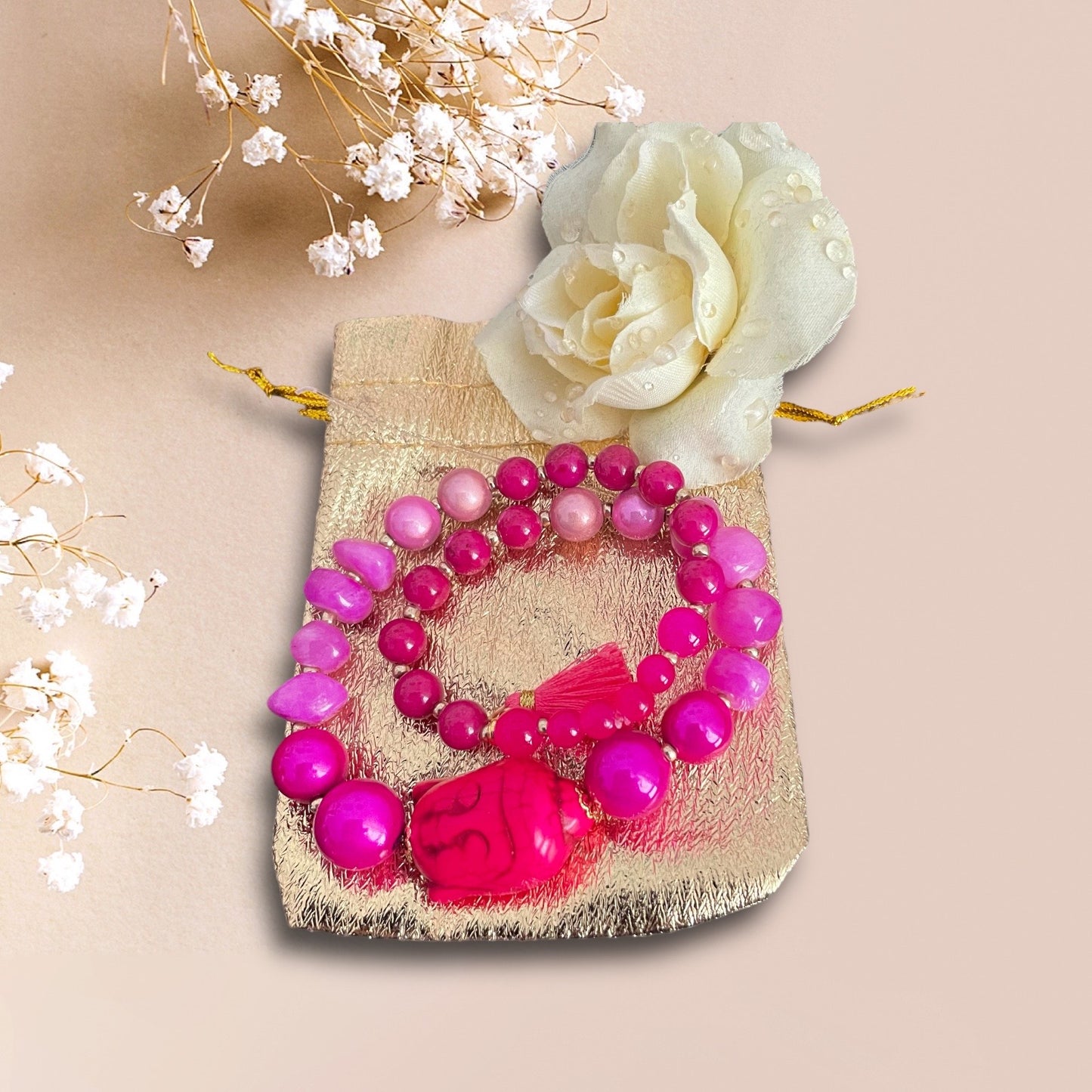 Armband ARIANA aus Perlen in leuchtendem Pink mit einer Perle Buddha Kopf