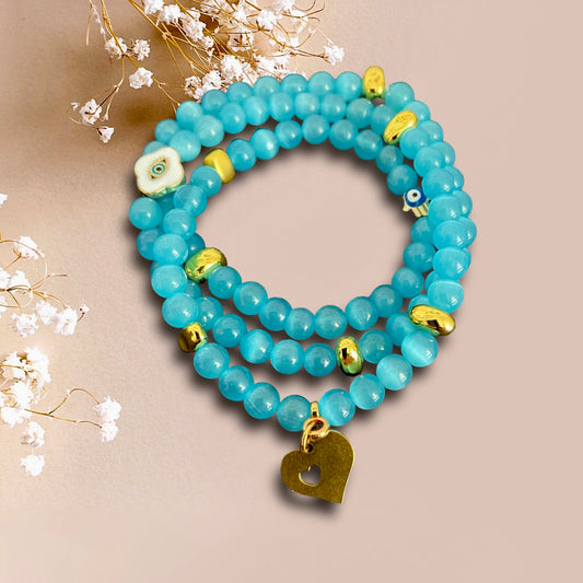 Armband KRETA aus türkisblauen Perlen mit einem Anhänger Herz