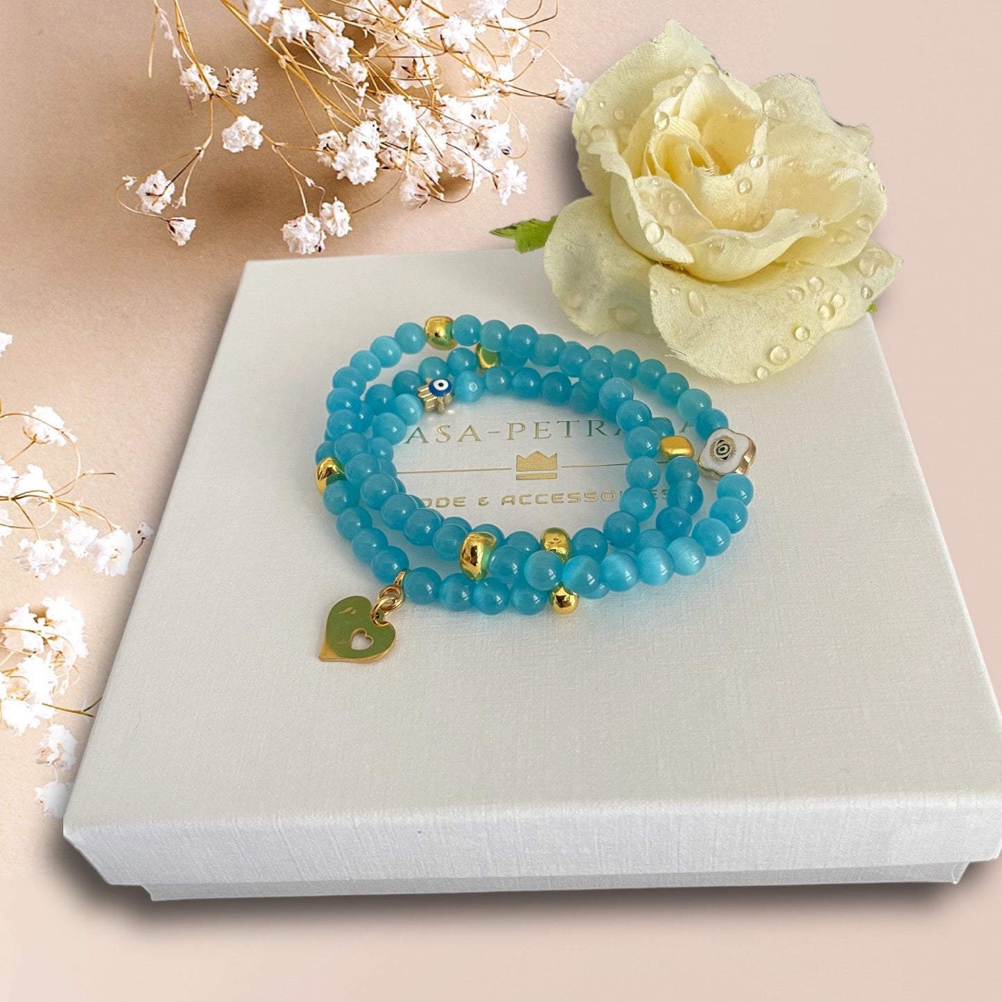 Armband KRETA aus türkisblauen Perlen mit einem Anhänger Herz