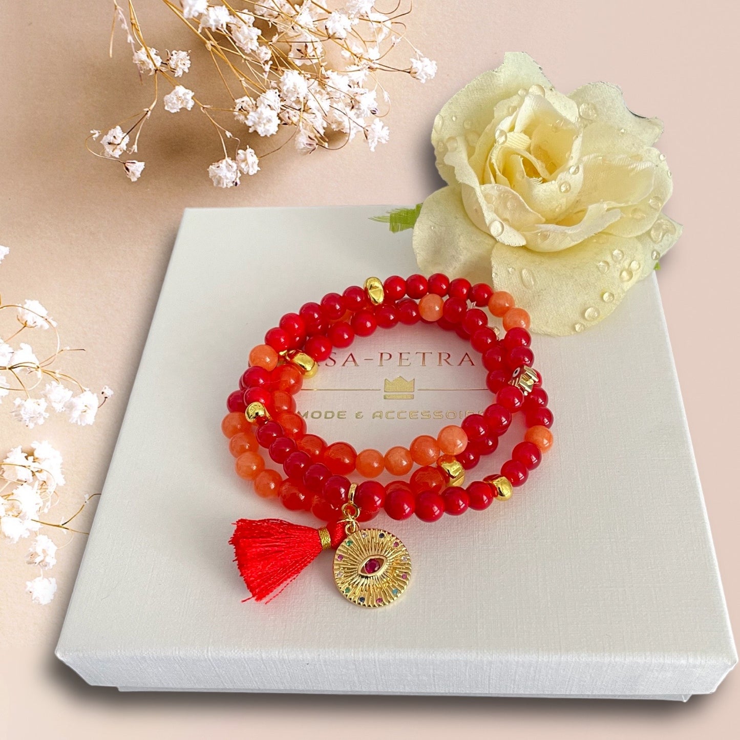 Armband MEI aus roten und orangenen Perlen mit einem Anhänger Mandala