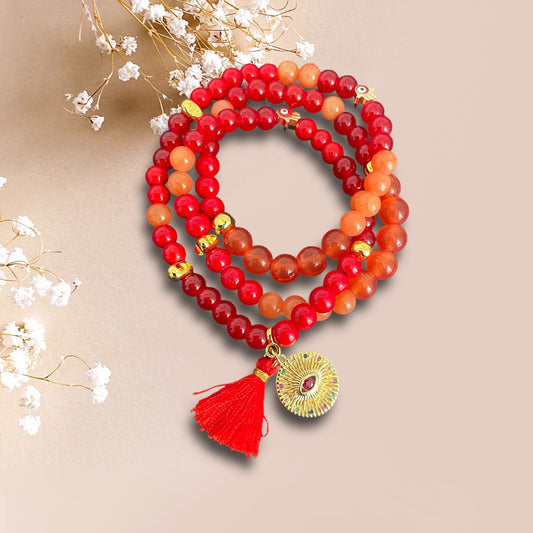 Armband MEI aus roten und orangenen Perlen mit einem Anhänger Mandala