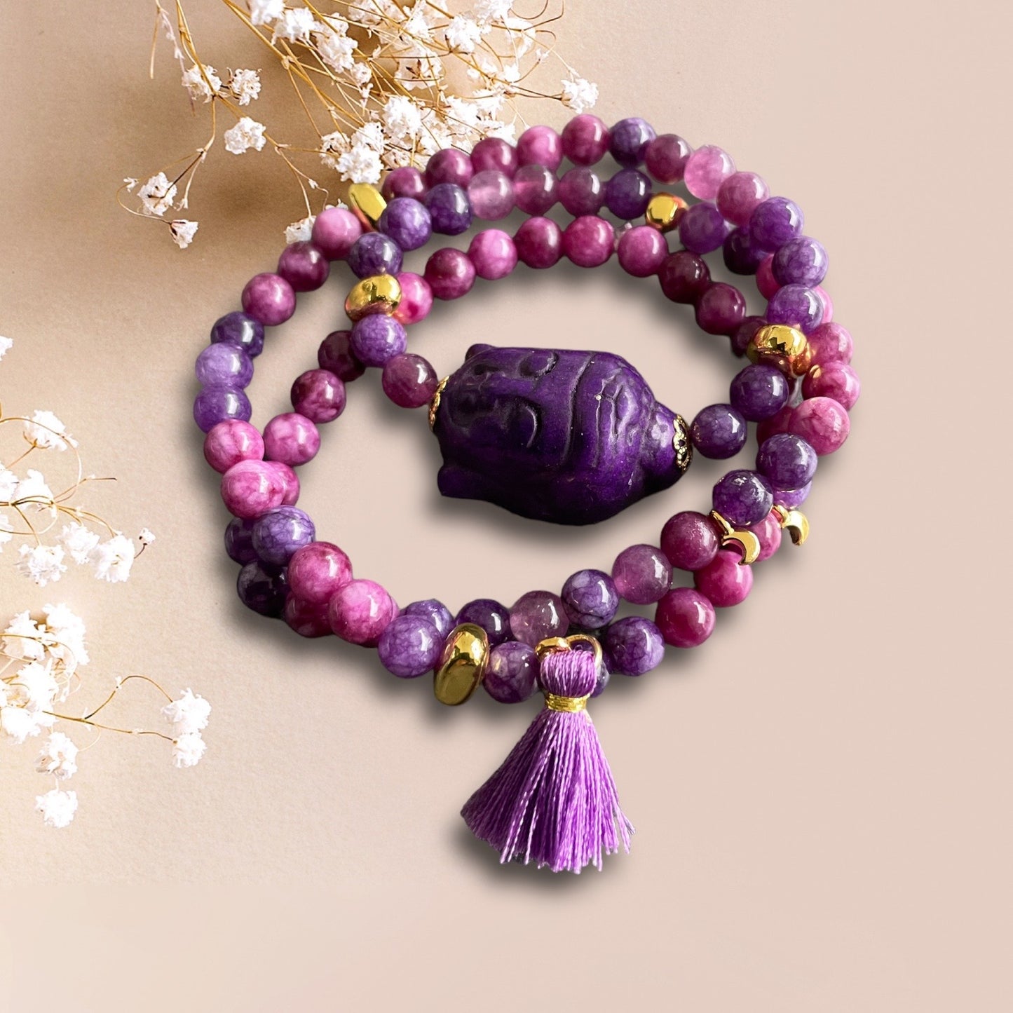 Armband MONA aus einem Perlenmix in der Farbe Purple mit einer großen Buddha Perle