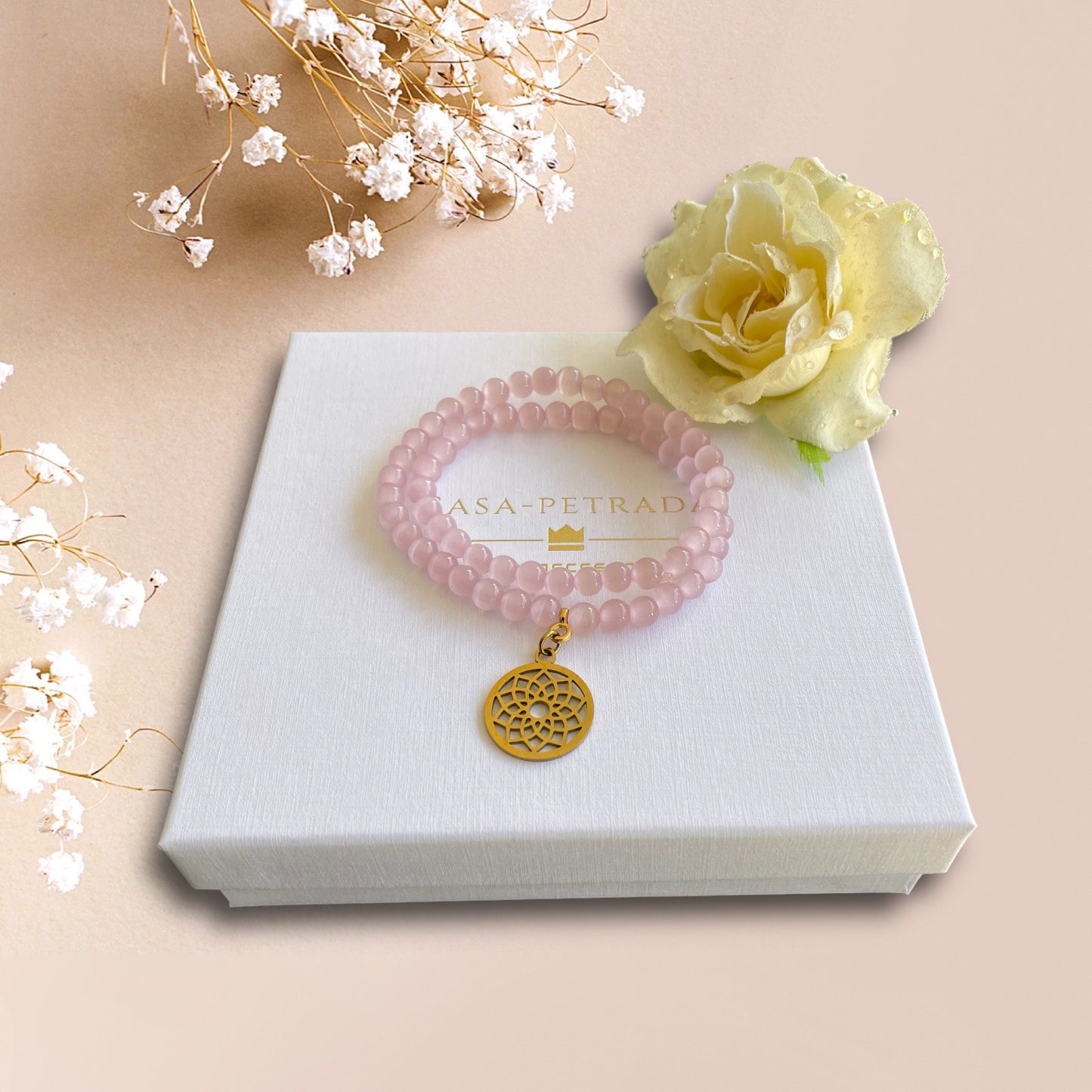 Armband AMALIA aus rosa cateye Perlen mit einem Anhänger Blume des Lebens