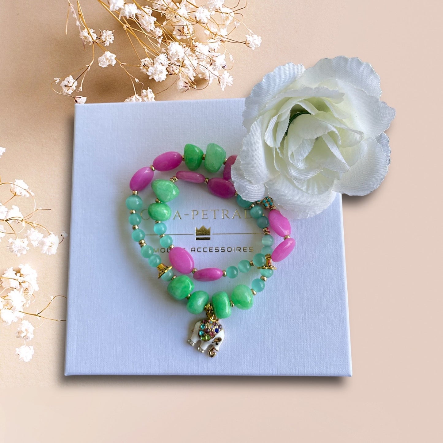 Armband THAILAND aus Jade Perlen in grün und pink mit einem Anhänger Elefant